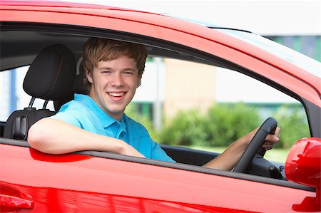 simsearch:400-05342933,k - Teenage Boy Sitting In Car, Smiling At The Camera Foto de stock - Super Valor sin royalties y Suscripción, Código: 400-05342933