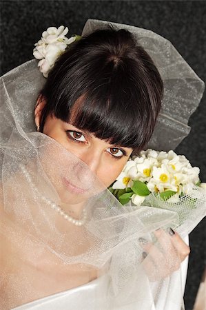 simsearch:400-05208182,k - bride with a bouquet it covered face by the veil Photographie de stock - Aubaine LD & Abonnement, Code: 400-05342974