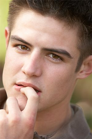 se ronger les ongles - Portrait Of Teenage Boy Biting Nails Photographie de stock - Aubaine LD & Abonnement, Code: 400-05343040