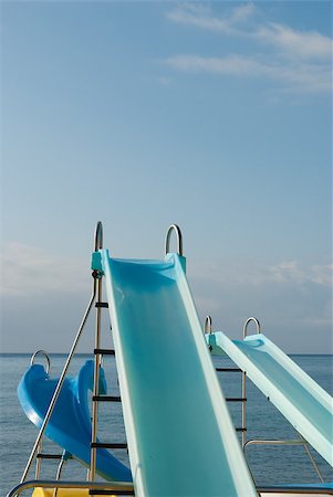 Several slides under the sun, waiting for beach fun Foto de stock - Super Valor sin royalties y Suscripción, Código: 400-05343792