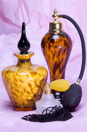 Three nostalgic perfume containers in various shapes and sizes Fotografie stock - Microstock e Abbonamento, Codice: 400-05355208