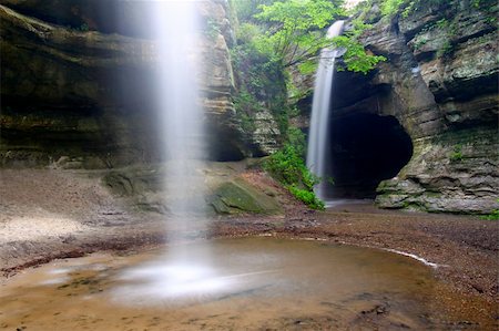 simsearch:400-04745545,k - Beautiful waterfalls flow into Tonti Canyon on a spring day at Starved Rock State Park. Photographie de stock - Aubaine LD & Abonnement, Code: 400-05355883