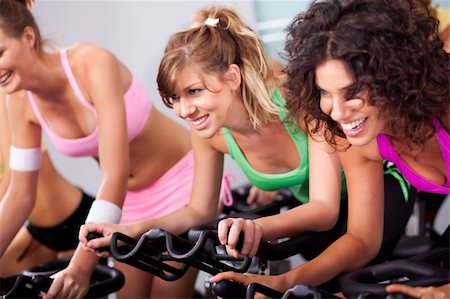 simsearch:400-04924542,k - Gorgeous young females cycling in spinning class in gym. Foto de stock - Super Valor sin royalties y Suscripción, Código: 400-05355945