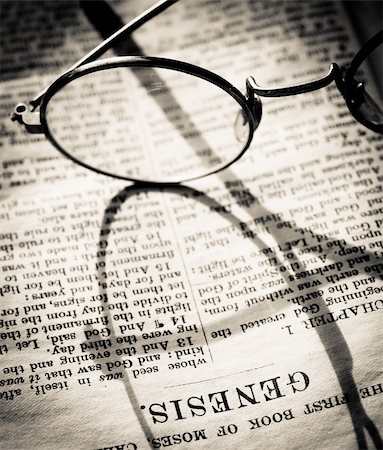 rosario - Close up of old Holy bible book Foto de stock - Super Valor sin royalties y Suscripción, Código: 400-05356049