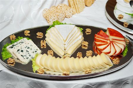platter of sliced cheese Foto de stock - Super Valor sin royalties y Suscripción, Código: 400-05356130