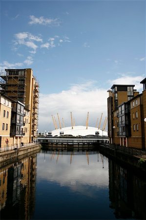 The Millennium Dome in the distance across the river Thames Stockbilder - Microstock & Abonnement, Bildnummer: 400-05356681