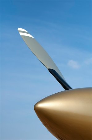 simsearch:400-07421205,k - Beige and white plane propeller on blue sky background Stockbilder - Microstock & Abonnement, Bildnummer: 400-05356719