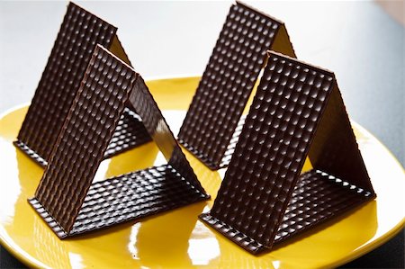 Fine pieces of chocolate on the plate Foto de stock - Super Valor sin royalties y Suscripción, Código: 400-05356986