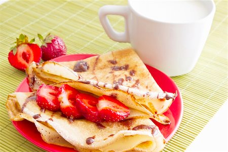 sweet pancakes with strawberry and cup of milk on white background Foto de stock - Super Valor sin royalties y Suscripción, Código: 400-05357011