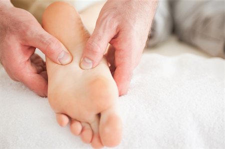 réflexologie - Man massaging a woman's foot in a room Photographie de stock - Aubaine LD & Abonnement, Code: 400-05357109