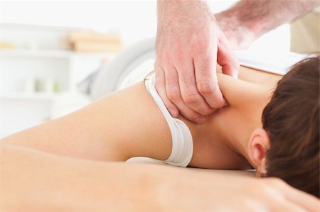 Brunette Woman getting a neck-massage in a room Stockbilder - Microstock & Abonnement, Bildnummer: 400-05357114