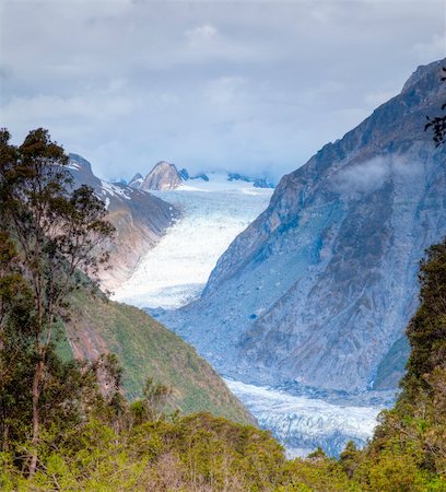 simsearch:400-05383454,k - View of Fox Glacier in the mountains of New Zealand Foto de stock - Royalty-Free Super Valor e Assinatura, Número: 400-05357139