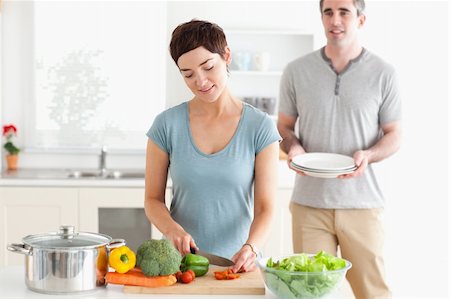 simsearch:400-05357733,k - Couple preparing lunch in a kitchen Fotografie stock - Microstock e Abbonamento, Codice: 400-05357321