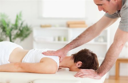 A masseur is massaging a woman's back Stockbilder - Microstock & Abonnement, Bildnummer: 400-05357439