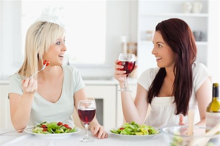 simsearch:400-05357733,k - Charming women drinking wine in a kitchen Fotografie stock - Microstock e Abbonamento, Codice: 400-05357637