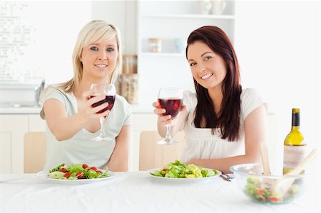 simsearch:400-05357733,k - Women toasting with wine in a kitchen Fotografie stock - Microstock e Abbonamento, Codice: 400-05357644