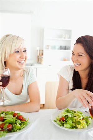 simsearch:400-05357733,k - Happy women drinking wine in a kitchen Fotografie stock - Microstock e Abbonamento, Codice: 400-05357640