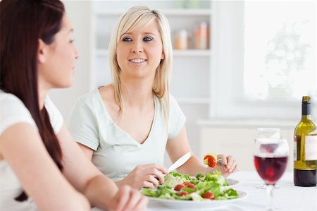 simsearch:400-05357733,k - Portrait of Smiling Women eating salad in a kitchen Fotografie stock - Microstock e Abbonamento, Codice: 400-05357650