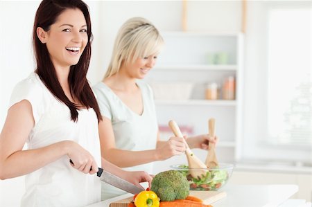 simsearch:400-05357733,k - Laughing Women preparing dinner in a kitchen Fotografie stock - Microstock e Abbonamento, Codice: 400-05357710