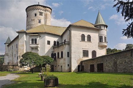 eslováquia - Budatin castle (slovak: Budatinsky hrad), near city Zilina in Slovakia. Foto de stock - Royalty-Free Super Valor e Assinatura, Número: 400-05357855