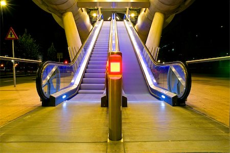 Two escalators, one moving, the other standing still, leading up towards the entrance of the platform of an elevated tram line Photographie de stock - Aubaine LD & Abonnement, Code: 400-05358010