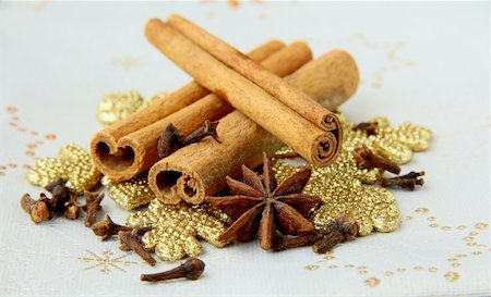 simsearch:400-06365740,k - Stick cinnamon, anise and cloves - Christmas spices Stockbilder - Microstock & Abonnement, Bildnummer: 400-05358185