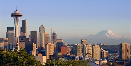 The Seattle skyline on a clear autumn evening with Mount Rainier in the background Foto de stock - Royalty-Free Super Valor e Assinatura, Número: 400-05358620
