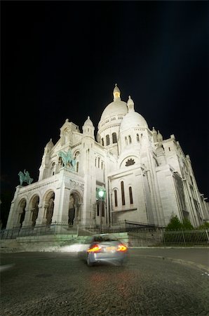 statue in paris night - A car turning in front of the Sacr? Coeur at night, using a wide angle perspective. The illumination of the church makes it stand out beautifully against the dark sky. Photographie de stock - Aubaine LD & Abonnement, Code: 400-05358695