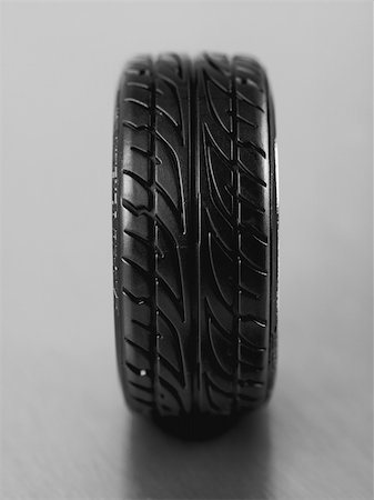 Rubber tyres with sports rims on a silver background Foto de stock - Super Valor sin royalties y Suscripción, Código: 400-05358716