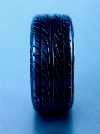 simsearch:400-09002201,k - Rubber tyres with sports rims on a silver background Foto de stock - Royalty-Free Super Valor e Assinatura, Número: 400-05358730