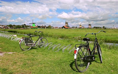 simsearch:6126-09204705,k - Green fields, creek and windmills in famous Zaanse Schans village near Amsterdam, Netherlands. Foto de stock - Super Valor sin royalties y Suscripción, Código: 400-05359569