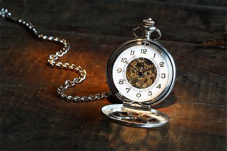 pocket watch - Vintage pocket watch with open lid and chain on wooden surface Photographie de stock - Aubaine LD & Abonnement, Code: 400-05359827