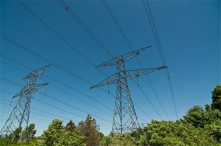 simsearch:400-04838002,k - A long line of electrical transmission towers carrying high voltage lines. Foto de stock - Royalty-Free Super Valor e Assinatura, Número: 400-05359849