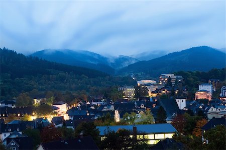 A residential community set in misty foothills. It looks to be morning, and there are no people viewable. Horizontally framed shot. Photographie de stock - Aubaine LD & Abonnement, Code: 400-05359879