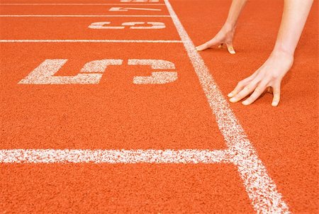 A runner crouches in the 'start' position. Only the hands are viewable, and the image is in profile. Horizontally framed shot. Photographie de stock - Aubaine LD & Abonnement, Code: 400-05359891