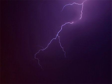 simsearch:400-04272687,k - Lightning streaks through the sky from a summer thunderstorm in Illinois. Stockbilder - Microstock & Abonnement, Bildnummer: 400-05350129