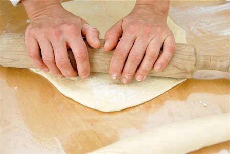 woman hands rolling out dough on table Photographie de stock - Aubaine LD & Abonnement, Code: 400-05350175
