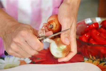 woman hands closeup pilling onion in kitchen Stock Photo - Budget Royalty-Free & Subscription, Code: 400-05350296
