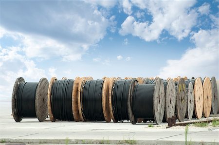 simsearch:400-04865353,k - Large rolls of black cables on blue sky background Foto de stock - Royalty-Free Super Valor e Assinatura, Número: 400-05350306