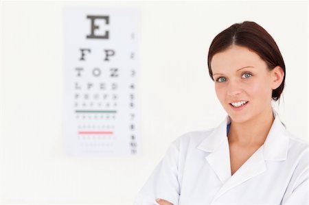 simsearch:400-07630065,k - A nice female optician with an eye test in office Foto de stock - Super Valor sin royalties y Suscripción, Código: 400-05350430