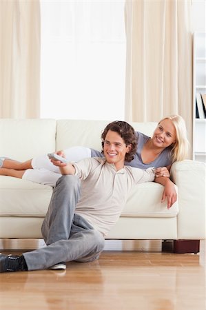 elegant tv room - Portrait of a smiling couple watching TV in their living room Foto de stock - Super Valor sin royalties y Suscripción, Código: 400-05350519