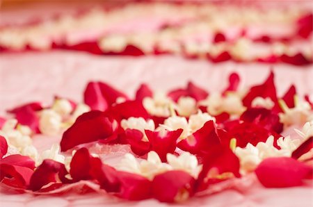 a picture of red roses in a wedding bedroom Foto de stock - Royalty-Free Super Valor e Assinatura, Número: 400-05351276