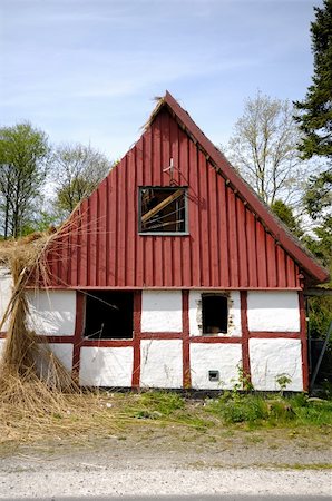 A very old abandoned house in ruin Stockbilder - Microstock & Abonnement, Bildnummer: 400-05351828