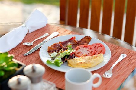 resort service - delicious fresh omelette served with bacon and tomatoes Photographie de stock - Aubaine LD & Abonnement, Code: 400-05351849