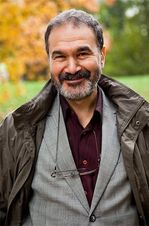 Portrait of happy adult man smiling in autumn park Photographie de stock - Aubaine LD & Abonnement, Code: 400-05352281