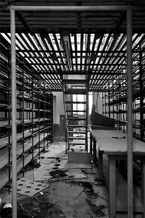 simsearch:400-06069509,k - Rows of empty shelves in abandoned factory storage room. Black and white. Fotografie stock - Microstock e Abbonamento, Codice: 400-05352436
