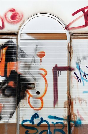 simsearch:400-05304334,k - Graffiti on the door of a vandalized trailer caravan. Fotografie stock - Microstock e Abbonamento, Codice: 400-05352452