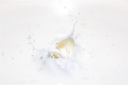drops of milk splashing in fresh milk Photographie de stock - Aubaine LD & Abonnement, Code: 400-05352841