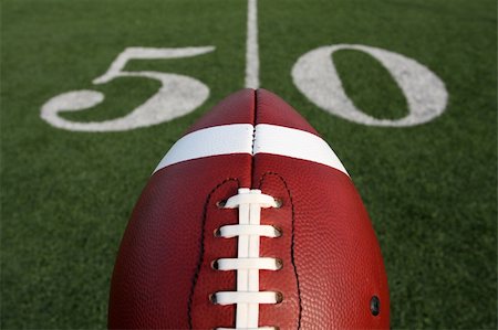 pigskin - American Football with the Fifty Yard Line Marker Beyond Photographie de stock - Aubaine LD & Abonnement, Code: 400-05353155