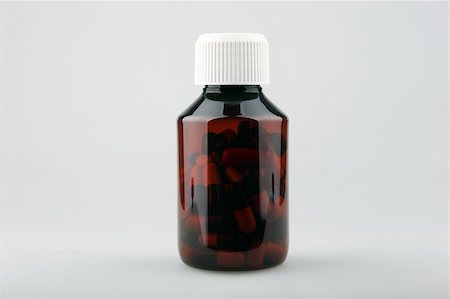 Pills from bottle on the white Fotografie stock - Microstock e Abbonamento, Codice: 400-05353287